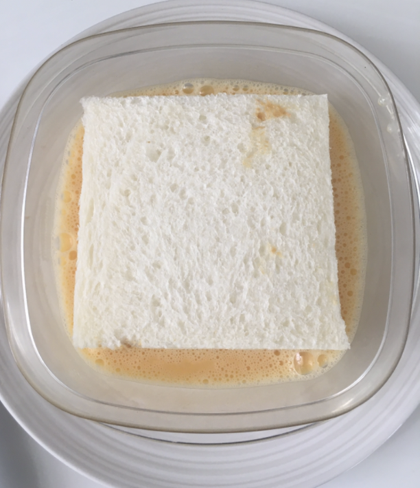    Fry the sandwich in oil (30-40 sec on each side) until light golden brown