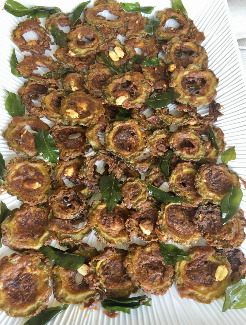 Baked Karela chips Healthy Bitter gourd ( Haagalkayi, Bitter melon, Pavakkai) Chips. These oven baked Karela chips are super crispy, salty and savory. A perfect compliment to Daal Rice or just to be enjoyed on its own. This is a really healthy version as I’ve used only one 2 tbsp of oil and no sugar. Delicious vegan dish.Great for Diabetics too. INGREDIENTS :