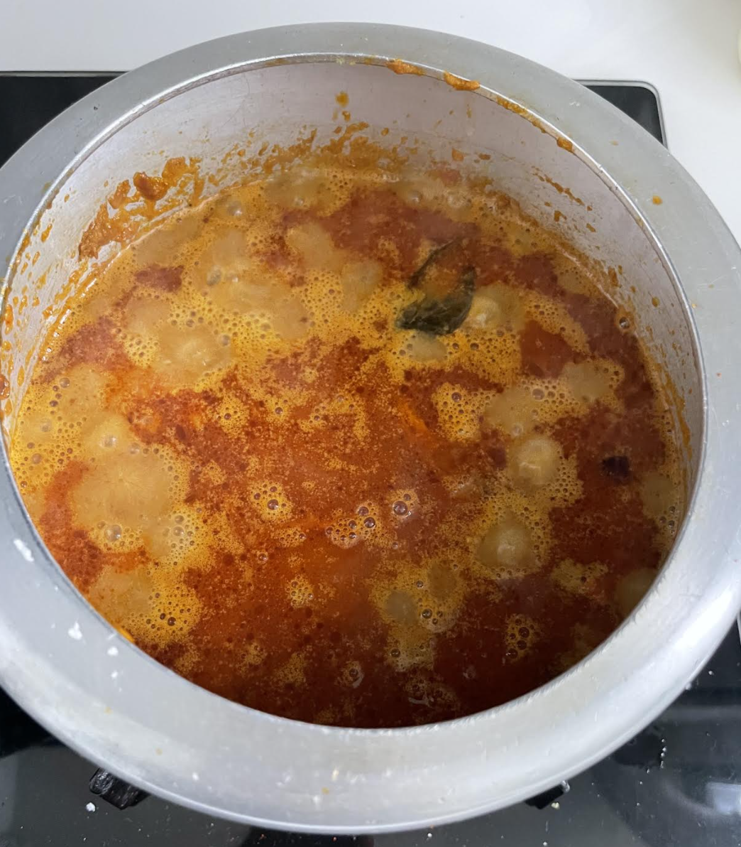 Pressure cooking white peas curry